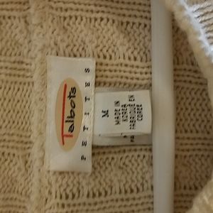 A gorgeous off white sweater in great shape..